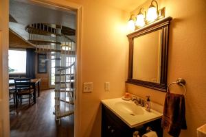La salle de bains est pourvue d'un lavabo, d'un miroir et d'une salle à manger. dans l'établissement Family-Friendly Cabin Rental Overlooking Cook Inlet in Alaska, à Kasilof 12 autres photos