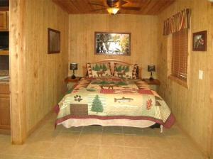 Un pat sau paturi într-o cameră la Charming Cabin Amazing for a Weekend Retreat in Inverness, Florida