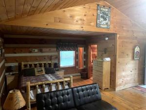 Χώρος καθιστικού στο Enchanting Log Cabin in the Woods just Outside of Gatlinburg, Tennessee