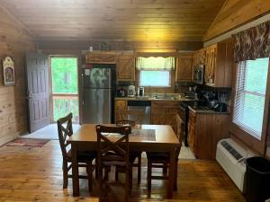 Η κουζίνα ή μικρή κουζίνα στο Enchanting Log Cabin in the Woods just Outside of Gatlinburg, Tennessee