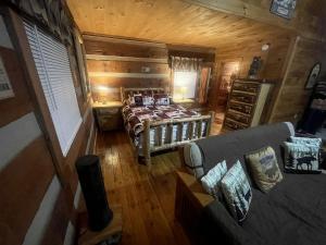 Ένα ή περισσότερα κρεβάτια σε δωμάτιο στο Enchanting Log Cabin in the Woods just Outside of Gatlinburg, Tennessee +26 φωτογραφίες