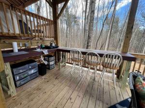 Balkón nebo terasa v ubytování Magical Glamping Tent in the Woods near Stone Mountain State Park, North Carolina + 8 fotografií