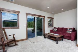 Posezení v ubytování Charming Mountain Cabin for a Family Getaway near Lake McDonald, Montana