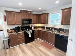 Dapur atau dapur kecil di Spacious Modern Cabin on Toledo Bend Lake with Gorgeous Deck and Patio for an Amazing Family Getaway in Hemphill, Texas