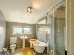 Un baño con lavabo, inodoro y ducha. en 2 Bed in Milford Haven 88529, en Milford Haven 14 fotos más