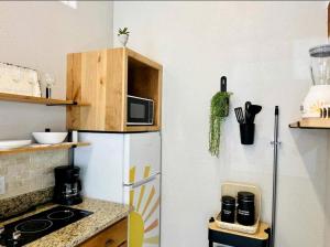 Køkken eller tekøkken på Romantic Getaways to the New Braunfels in this Fully-Equipped Tiny House in Texas