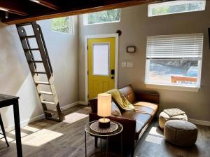 Χώρος καθιστικού στο Romantic Getaways to the New Braunfels in this Fully-Equipped Tiny House in Texas