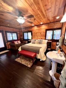 O zonă de relaxare la Romantic Ozarks Cabin Rental in Secluded Woodland near Branson, Missouri