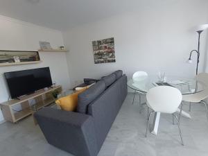 Μια τηλεόραση ή/και κέντρο ψυχαγωγίας στο Apartamento Red de Almadraba