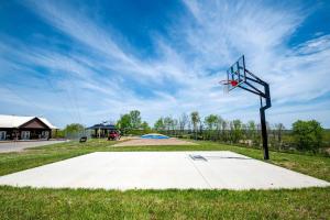 ローガンにあるSensational Tented Cabin Nestled Amidst Trees and Fire Pit Provided in Logan, Ohioの公園中のバスケットボールフープ