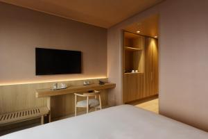 una habitación de hotel con una cama y un televisor en Akeah Porto Centro, en Oporto 33 fotos más
