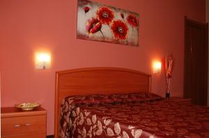 ein Schlafzimmer mit einem Bett und einem Wandgemälde in der Unterkunft Un Letto a Casteddu in Cagliari
