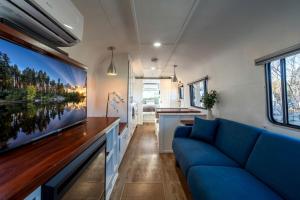 TV a/nebo společenská místnost v ubytování Wagon Circle Unit in Prescott, AZ