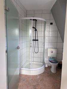 Bilik mandi di 40 qm Monteurswohnung