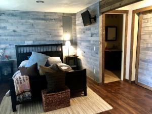Χώρος καθιστικού στο Stylish Lake Cabin with a Sauna and Hot Tub in Bellingham, Washington