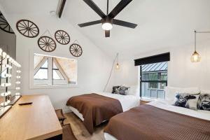Un dormitorio con dos camas y un ventilador de techo. en Chic Spacious A-Frame Ideal for a Relaxing Getaway in Texas, en Fourth Crossing