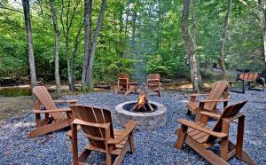Κήπος έξω από το Luxurious Log Cabin Rental with a Fishing Pond in Cherry Log, Georgia