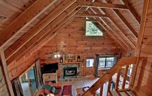 Φωτογραφία από το άλμπουμ του Luxurious Log Cabin Rental with a Fishing Pond in Cherry Log, Georgia σε Burnett