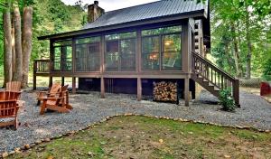 Κήπος έξω από το Luxurious Log Cabin Rental with a Fishing Pond in Cherry Log, Georgia