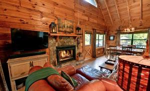 Μια τηλεόραση ή/και κέντρο ψυχαγωγίας στο Luxurious Log Cabin Rental with a Fishing Pond in Cherry Log, Georgia +6 φωτογραφίες