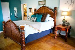 - une chambre avec un lit en bois et des oreillers dans l'établissement Pet Friendly Breathtaking Cottage with Hot-tub in Rainbow, California, à Rainbow