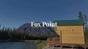 CantwellにあるRemote and Serene Lakefront Cabin in Cantwell, Alaska, with Gorgeous Views of Nations Mountainの湖と山の隣にある木造の小屋
