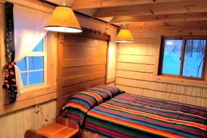 En eller flere senge i et værelse på Snug Tiny House Getaway in Elton for Vacations near the Wolf River, Wisconsin