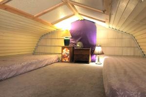 En eller flere senge i et værelse på Snug Tiny House Getaway in Elton for Vacations near the Wolf River, Wisconsin