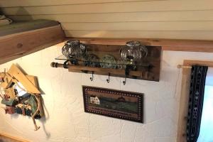 Billede fra billedgalleriet på Snug Tiny House Getaway in Elton for Vacations near the Wolf River, Wisconsin i White Lake