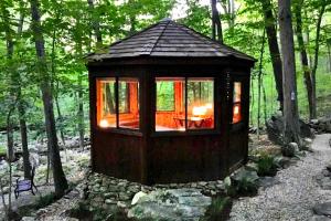 Κήπος έξω από το Fabulous Tiny House Surrounded by Forest in Norwich, Connecticut