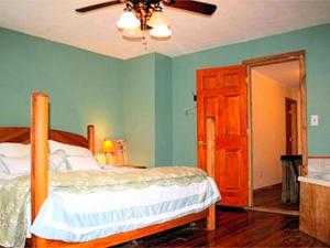 Postel nebo postele na pokoji v ubytování Spacious Vacation Rental for Large Groups on the Edge of Hoosier National Forest, Indiana