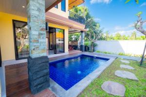 a swimming pool in the backyard of a house at Tutde Guest House in Bringkit