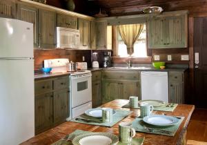 una cucina con un tavolo con sopra dei piatti di Family-Friendly Cabin Rental for Six on Nantahala Mountain with White Water Rafting in North Carolina a Aquone