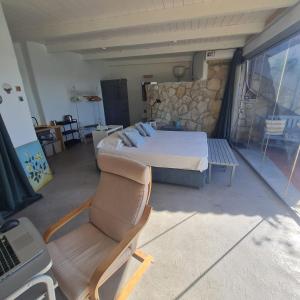Katil atau katil-katil dalam bilik di Sardegna Rivanhouse Suite stunning sea view hydromassage and direct access to the sea