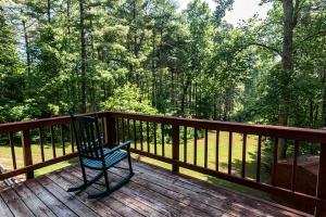 Μπαλκόνι ή βεράντα στο Mountain Cabin Rental Under Two Hours from Atlanta for Lake Nottely Getaway in Georgia