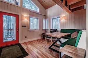 Ruang duduk di Luxury Year-round Treehouse in Sanford, ME