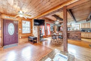 Elle comprend un grand salon doté d'un plafond en bois. dans l'établissement Serene Cabin with Hot-Tub in Cleveland, Georgia, à Kinseytown
