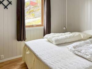 2 camas individuales en un dormitorio con ventana en 6 person holiday home in Ånneland, en Ånneland