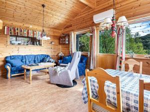 una habitación con una cama y un sofá y una mesa en 6 person holiday home in Ånneland, en Ånneland