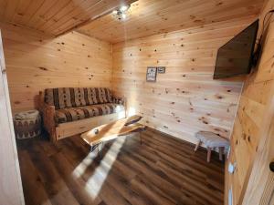 Una vista aérea de una cabaña de troncos con un sofá. en Luminous Cabin with Hot-Tub, BBQ and Deck in Ohio, en Deersville