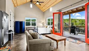 Χώρος καθιστικού στο Wonderful Open-Plan Cottage for a Fantastic Family Retreat to Texas Hill Country near Dripping Springs, Texas