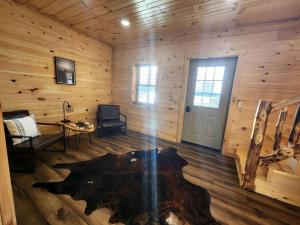 una habitación con una habitación con una pared de troncos en Luminous Cabin with Hot-Tub, BBQ and Deck in Ohio, en Deersville 30 fotos más