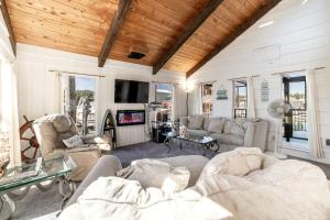 Μια τηλεόραση ή/και κέντρο ψυχαγωγίας στο Unique Floating Home on Lake Pend O'reille near Coeur d’Alene, Perfect for a Weekend on the Water