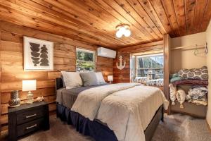 Ένα ή περισσότερα κρεβάτια σε δωμάτιο στο Unique Floating Home on Lake Pend O'reille near Coeur d’Alene, Perfect for a Weekend on the Water