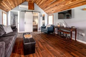 a living room with a couch and a table at Serene Loft Cabin with Outdoor Grill and Fire Pit in Creal Springs, Illinois in Sunset Harbor