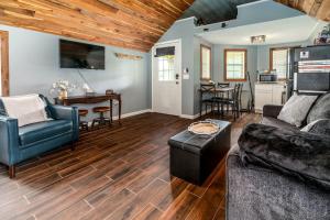 a living room with a couch and a table at Serene Loft Cabin with Outdoor Grill and Fire Pit in Creal Springs, Illinois in Sunset Harbor