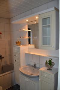 een badkamer met een wastafel en een spiegel bij Hotel Garni Kaiserpfalz in Goslar