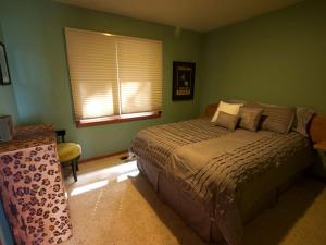 Katil atau katil-katil dalam bilik di Stunning Cabin Rental with Incredible Ocean Views along the Oregon Coast
