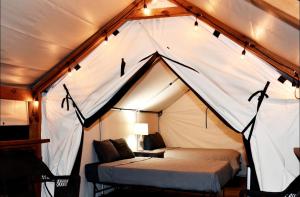 Katil atau katil-katil dalam bilik di A Son's Amazing Riverside in Kingsbury, TX