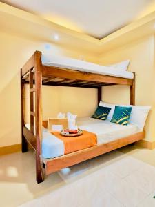 Un dormitorio con dos literas en una habitación. en La Greta El Nido, en El Nido